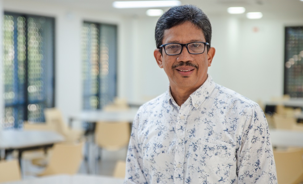 Profesor Gabriel Román, autor de la tesis "Perfil del Docente Inclusivo en el proceso formativo de las IEO del distrito de Cartagena"